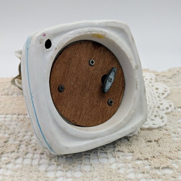 Vintage Mann Bisque Porcelain Siamese Cat & Kitten Music Box - Picture 5 of 7